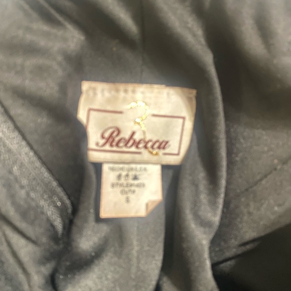 Black gown - Picture 4 of 4